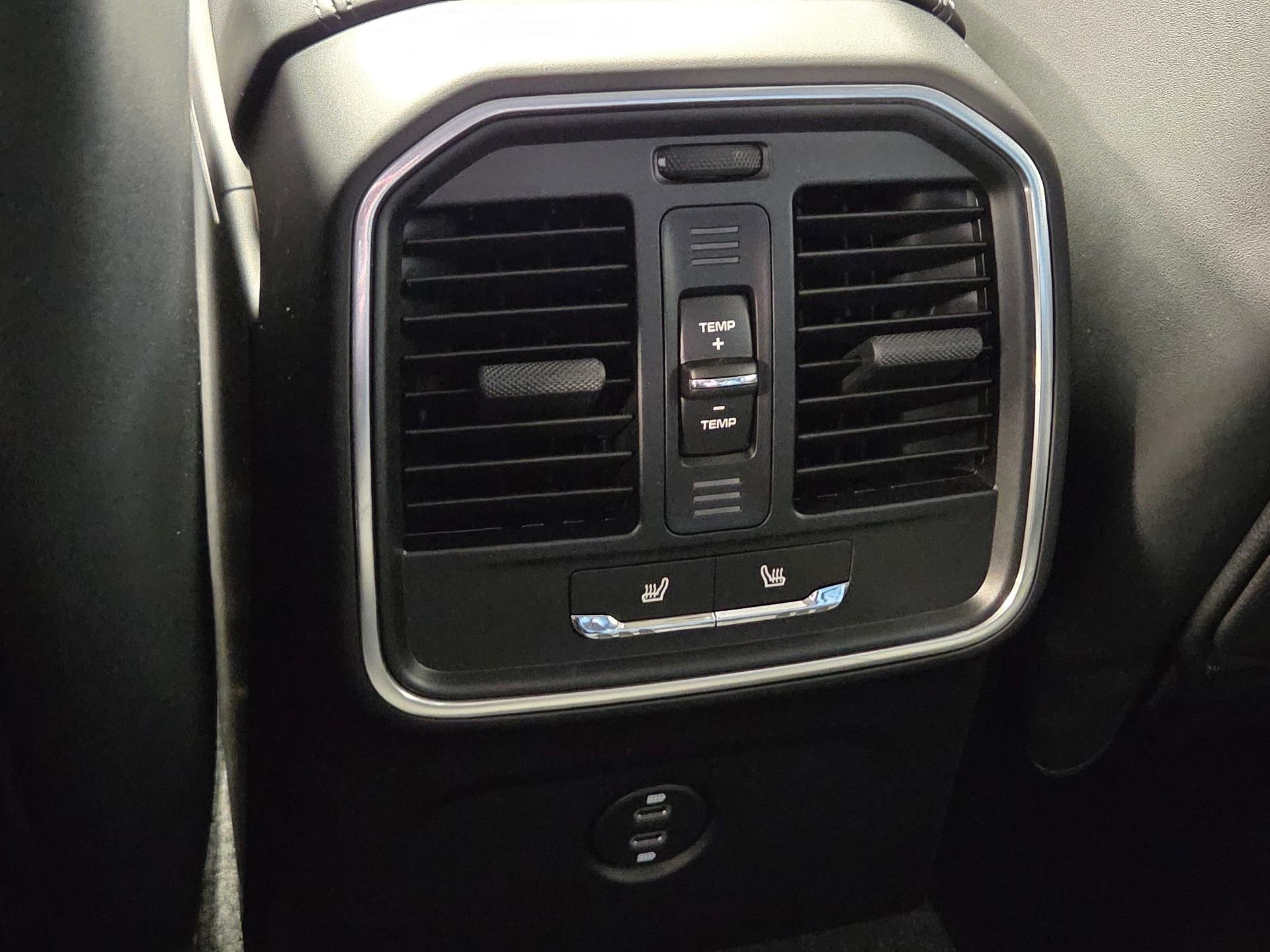 Certified 2025 Porsche Macan AWD/4WD image 12