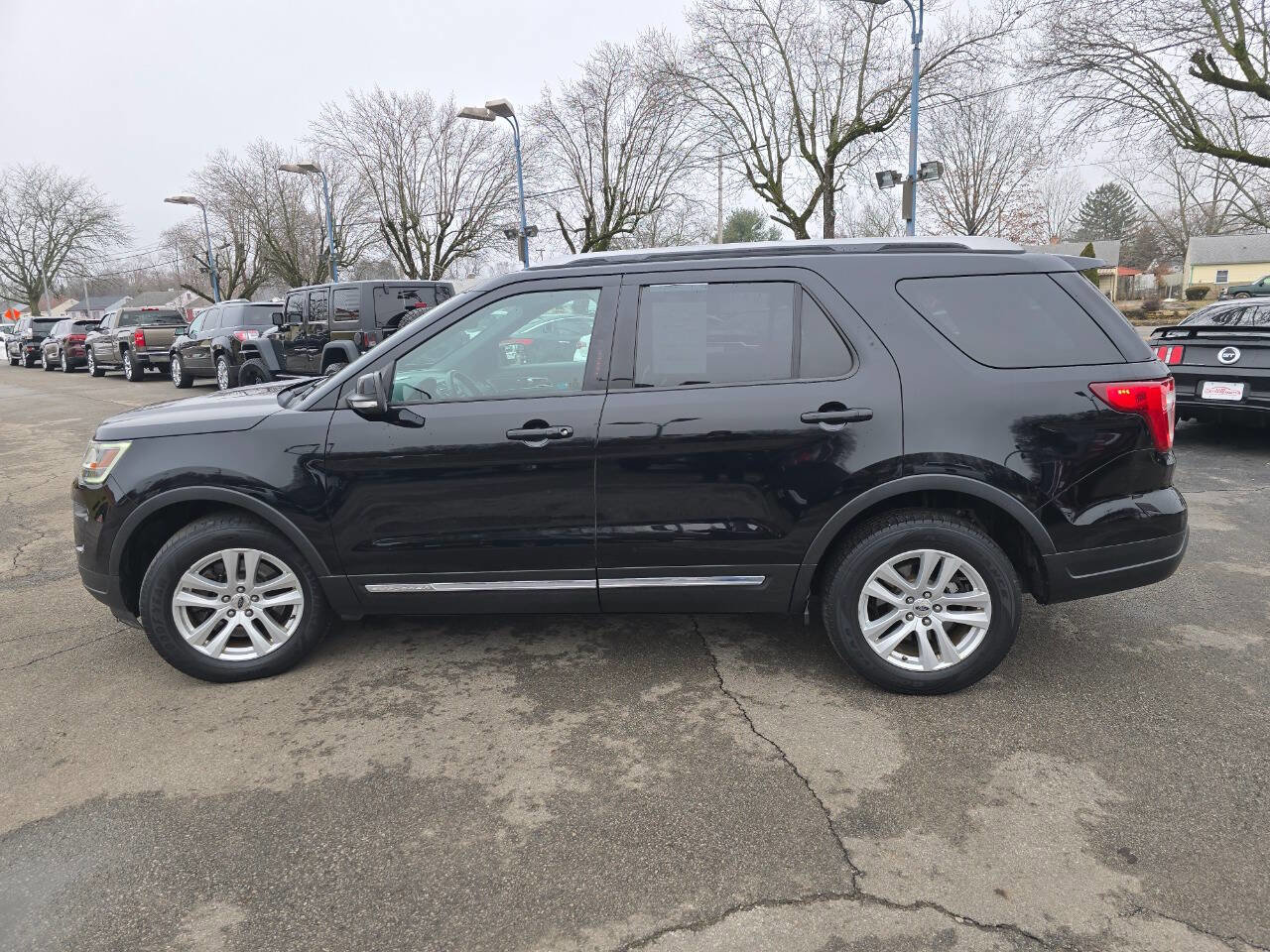 Used 2018 Ford Explorer XLT w/ Equipment Group 202A image 3