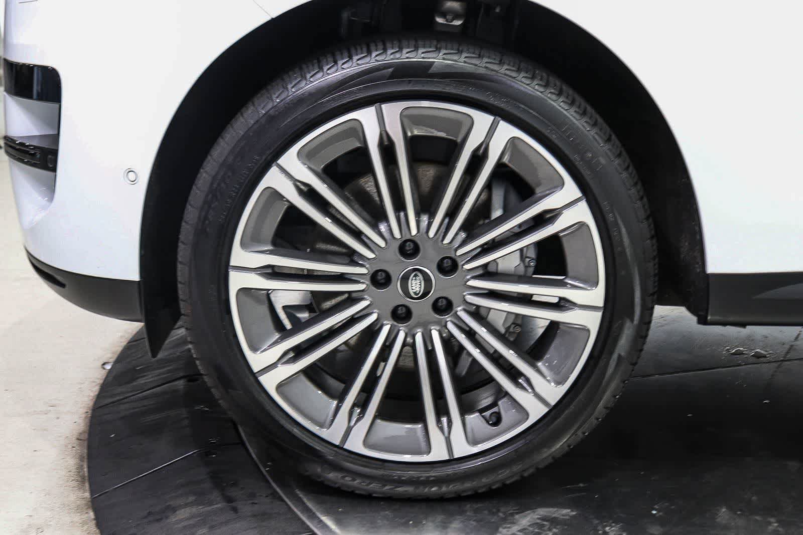 Used 2024 Land Rover Range Rover Sport SE AWD/4WD image 9