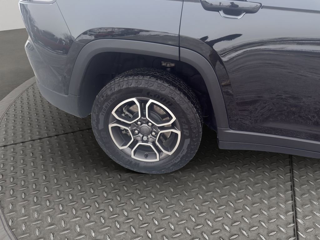 Used 2023 Jeep Grand Cherokee Trailhawk w/ Luxury Tech Group III image 22