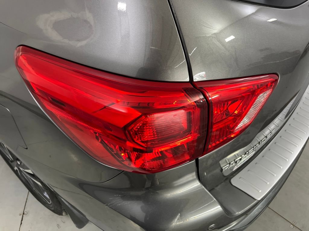 Used 2018 Nissan Pathfinder Platinum image 44