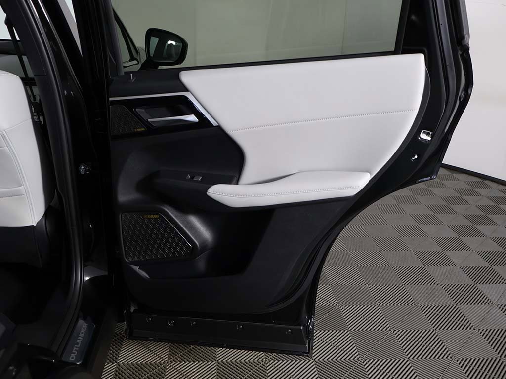 New 2025 Mitsubishi Outlander SE image 29