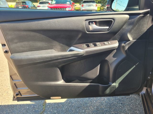 Used 2015 Toyota Camry SE image 16