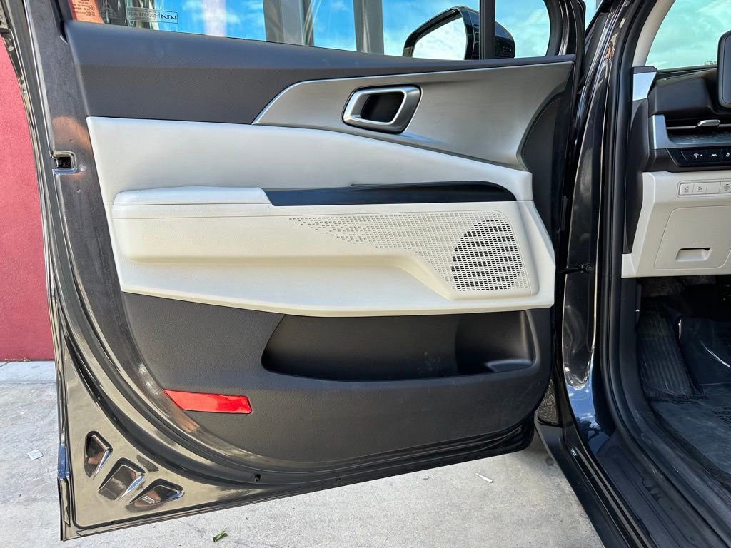 Used 2022 Kia Carnival LX image 13