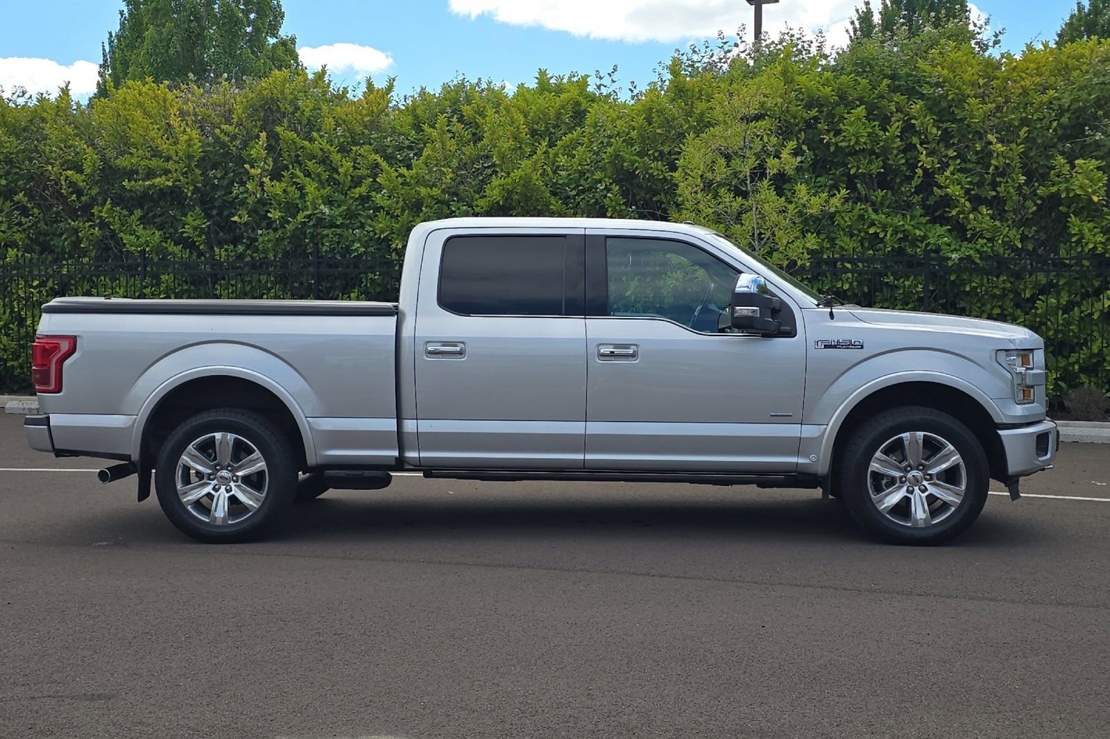 Used 2015 Ford F150 Platinum w/ Equipment Group 701A Luxury AWD/4WD image 3
