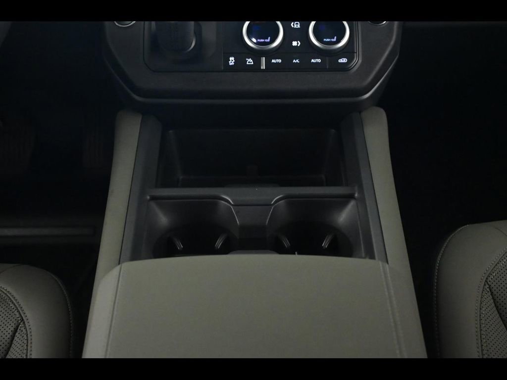 Used 2025 Land Rover Defender 110 X-Dynamic SE image 14