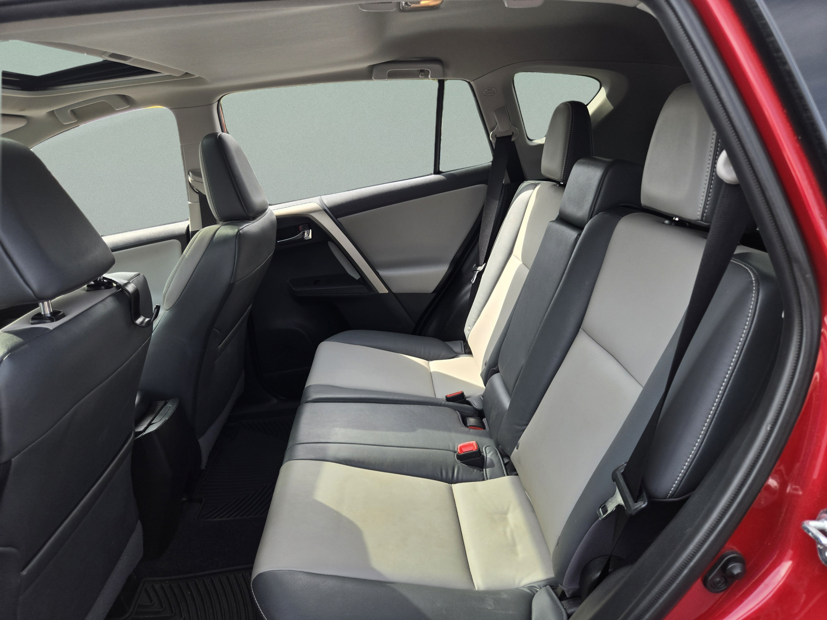 Used 2015 Toyota RAV4 Limited w/ Technology Package FWD image 20