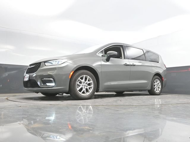 Used 2023 Chrysler Pacifica Touring-L FWD image 49