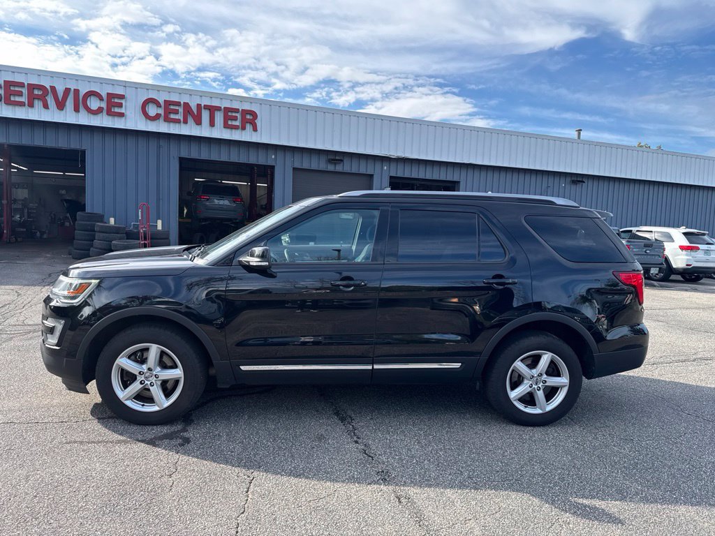 Used 2017 Ford Explorer XLT AWD/4WD image 2