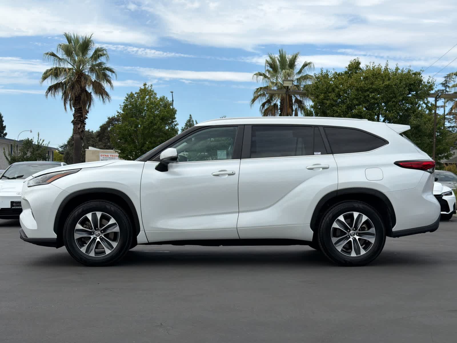 Used 2023 Toyota Highlander XLE FWD image 9