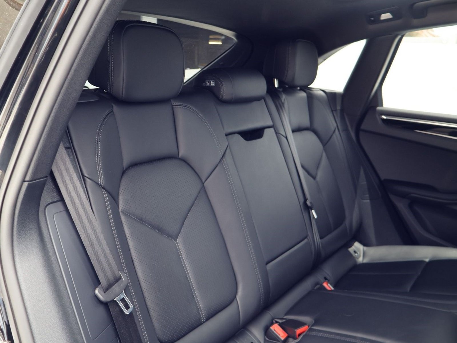 Certified 2026 Porsche Macan AWD/4WD image 23