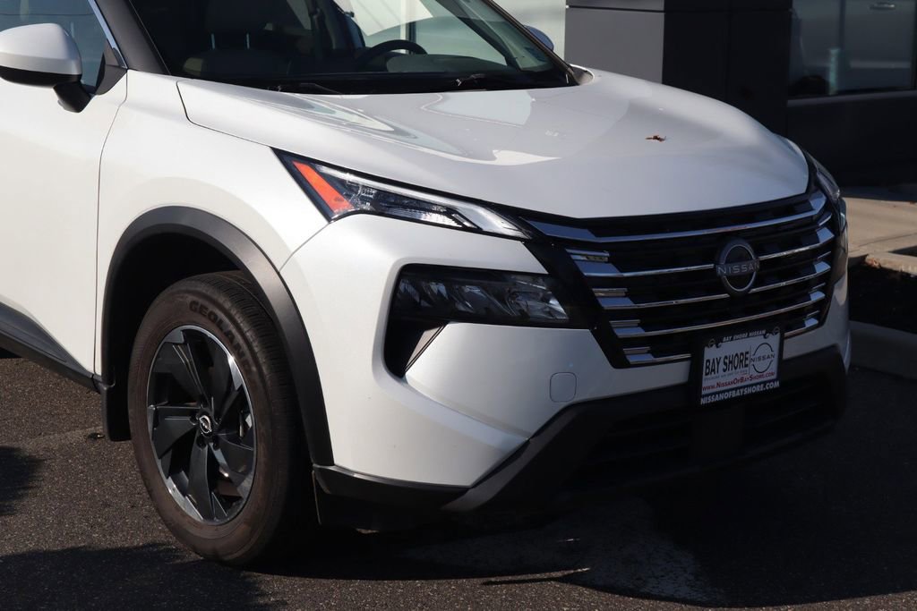 Used 2024 Nissan Rogue SV w/ SV Premium Package image 3