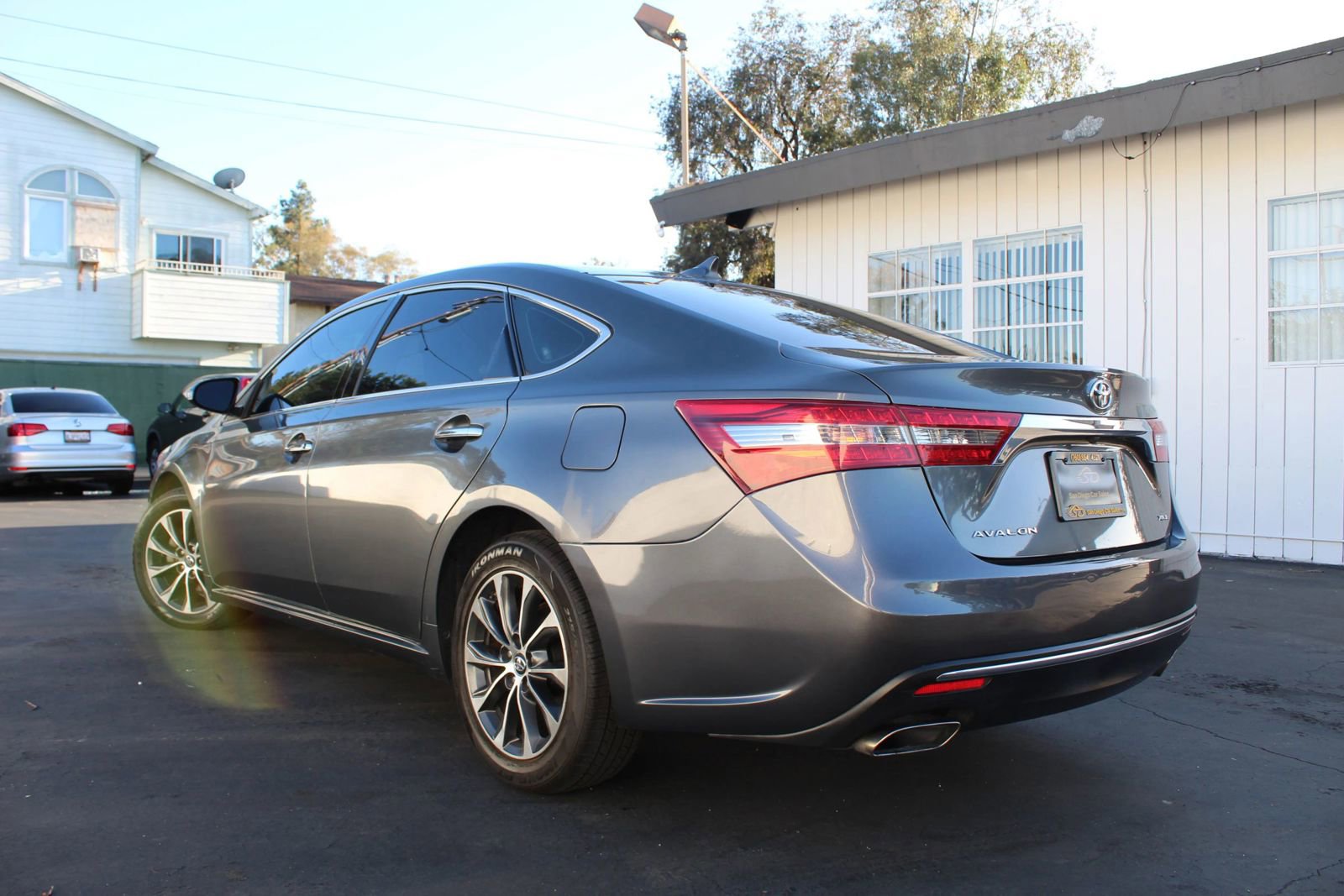 Used 2017 Toyota Avalon XLE Premium w/ Preferred Accessory Package FWD image 3