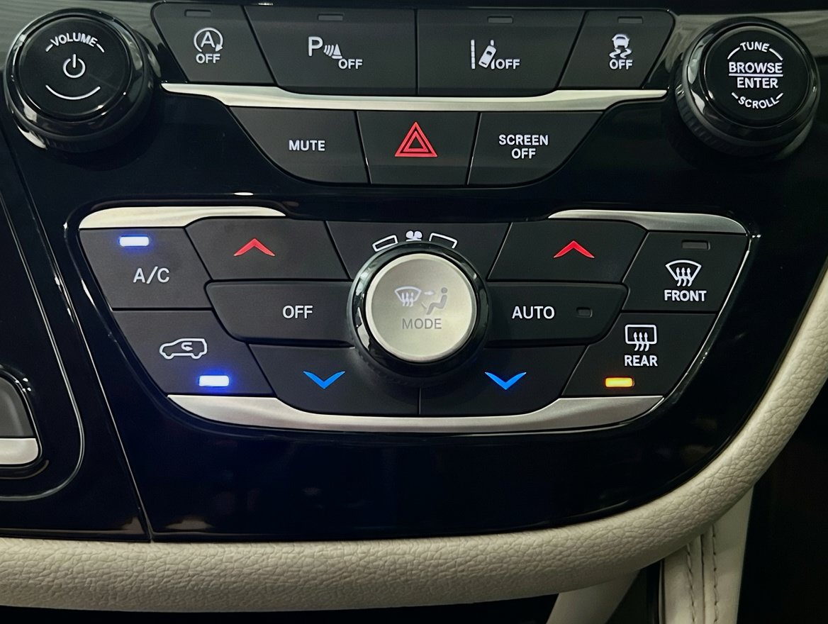 Used 2021 Chrysler Pacifica Limited AWD/4WD image 12