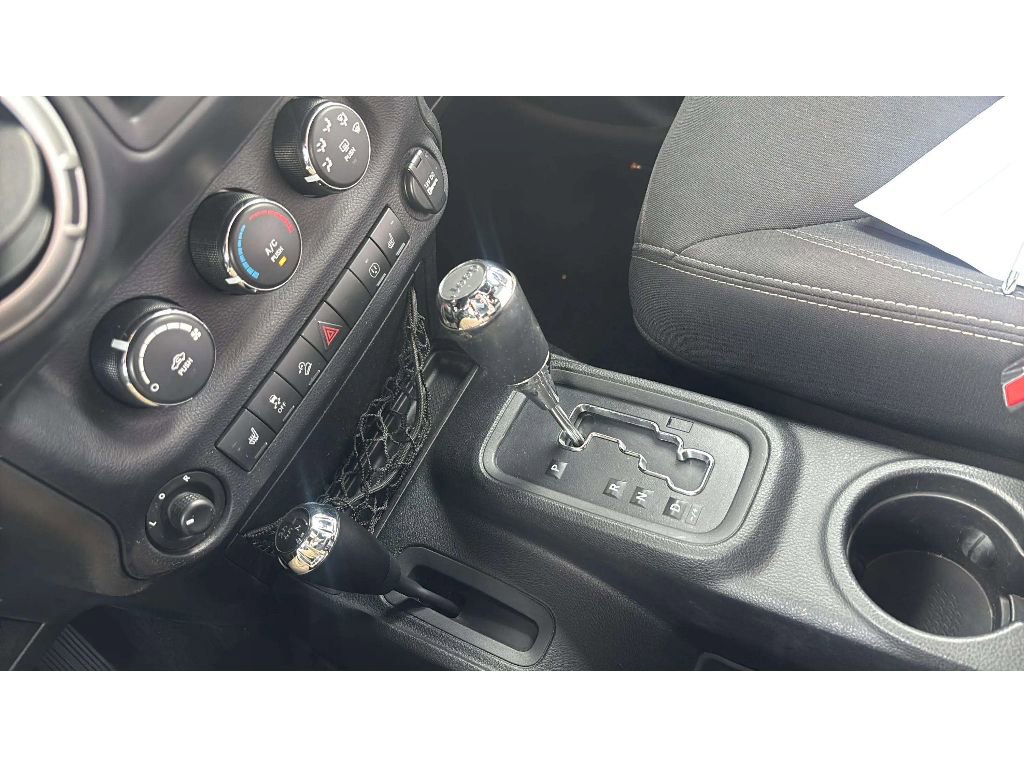 Used 2017 Jeep Wrangler Unlimited Sahara w/ Max Tow Package AWD/4WD image 17