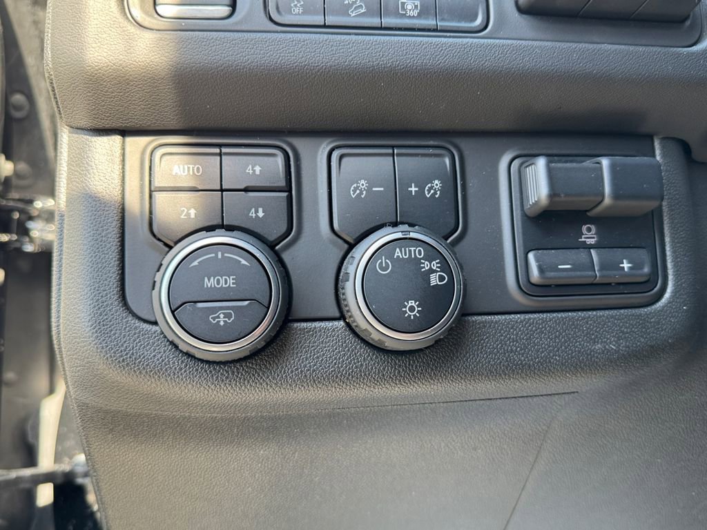 Used 2024 Chevrolet Suburban High Country image 31