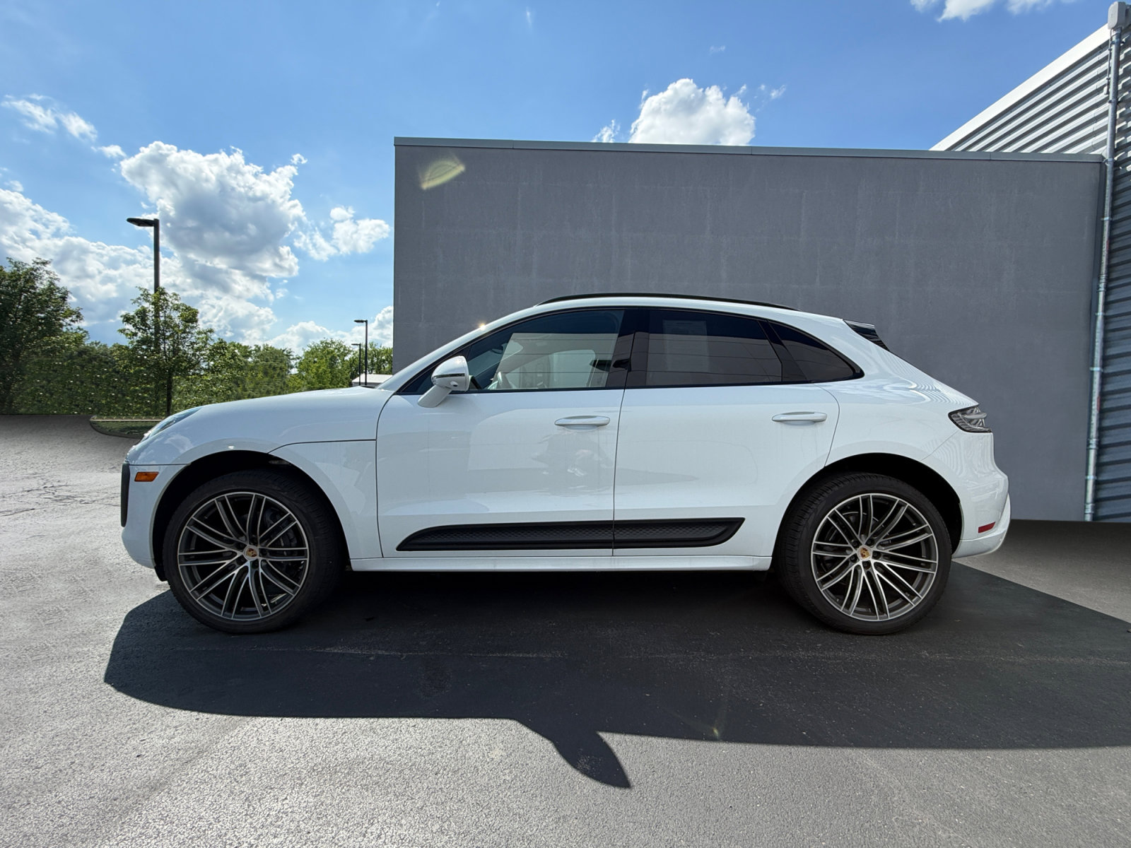 Used 2025 Porsche Macan AWD/4WD image 2