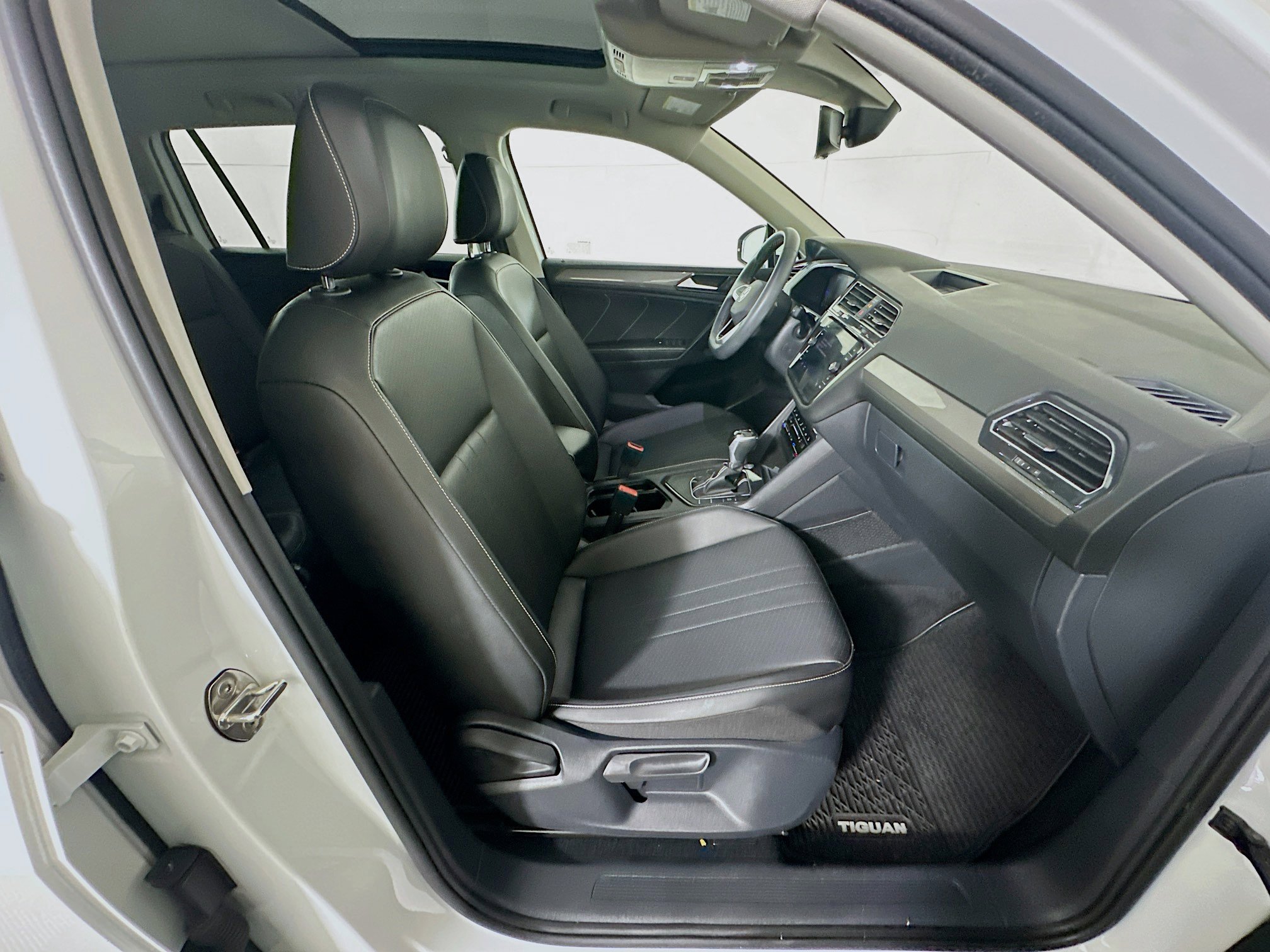 Used 2022 Volkswagen Tiguan SE w/ Panoramic Sunroof Package image 34