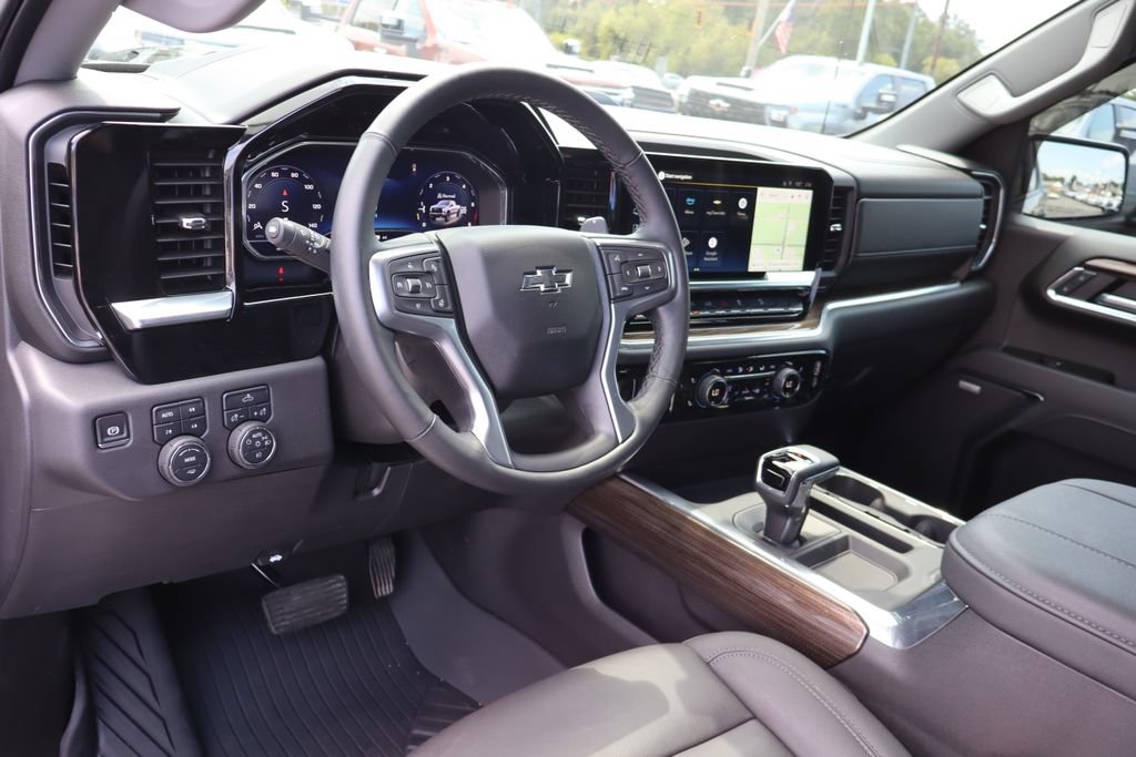 Used 2025 Chevrolet Silverado 1500 LT Trail Boss w/ Convenience Package II AWD/4WD image 5