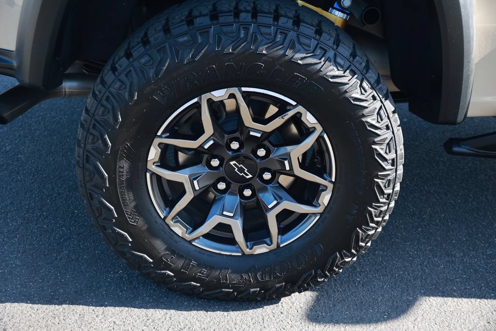 Used 2024 Chevrolet Colorado ZR2 w/ Technology Package AWD/4WD image 9