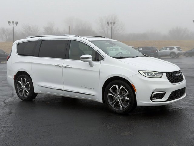 Used 2022 Chrysler Pacifica Pinnacle image 1