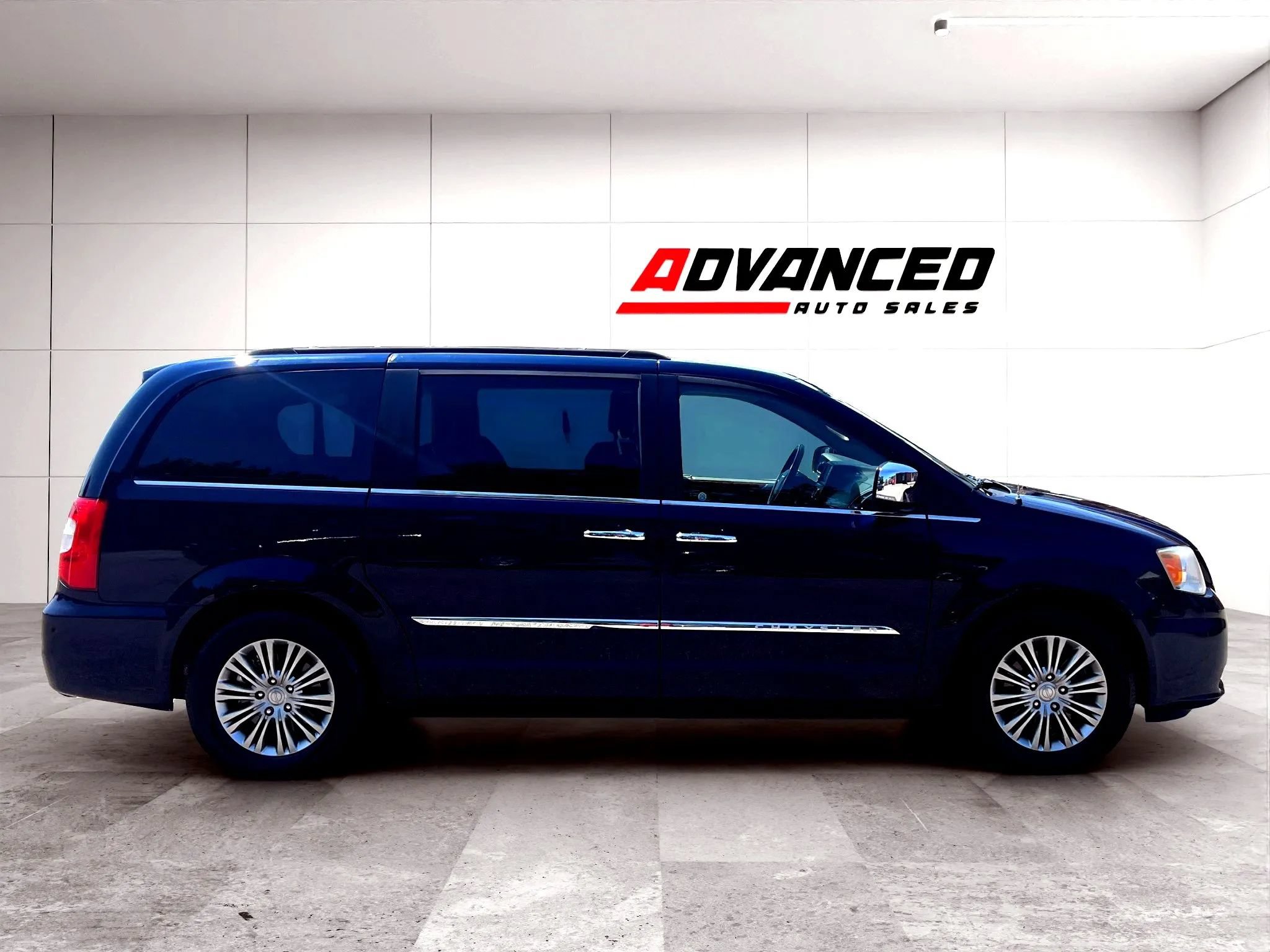 Used 2015 Chrysler Town & Country Touring-L w/ Driver Convenience Group FWD image 8
