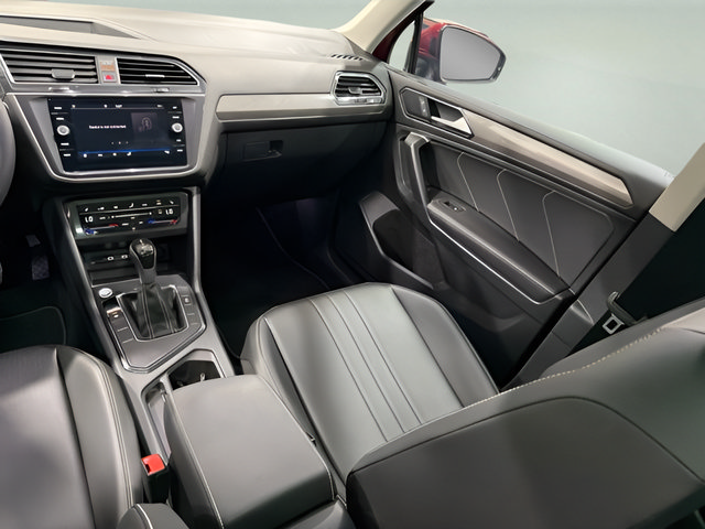 Used 2023 Volkswagen Tiguan SE w/ Panoramic Sunroof Package FWD image 27