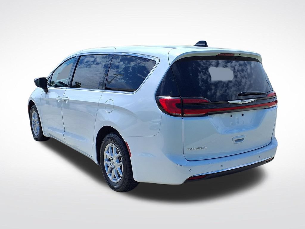 Used 2024 Chrysler Pacifica Touring-L FWD image 6