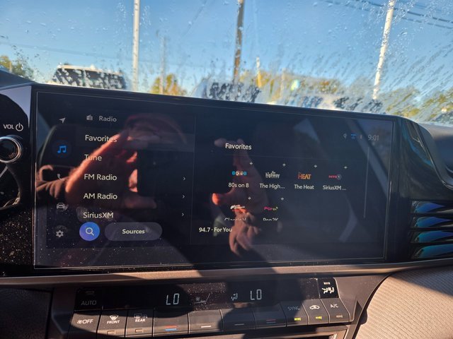 Used 2025 Toyota Camry SE image 5