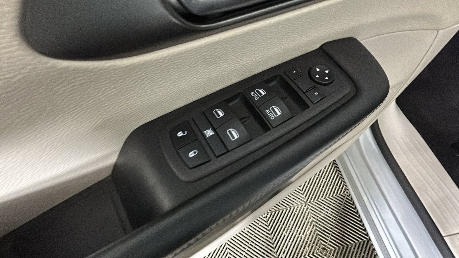 Used 2024 Chrysler Pacifica Touring-L FWD image 11