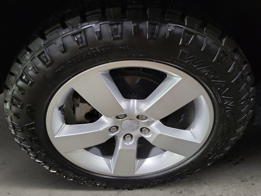 Used 2025 Land Rover Defender 110 S image 12