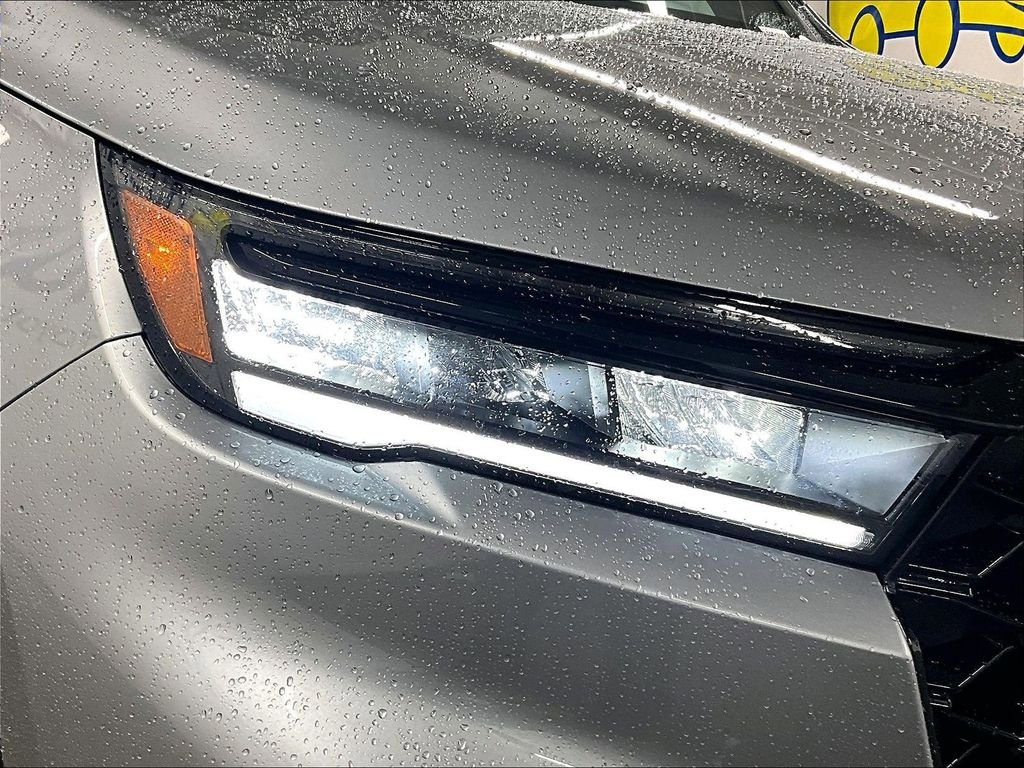Used 2025 Honda Pilot TrailSport image 34