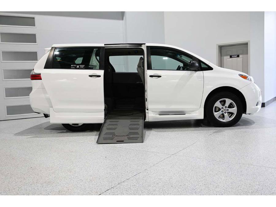 Used 2015 Toyota Sienna L FWD image 17