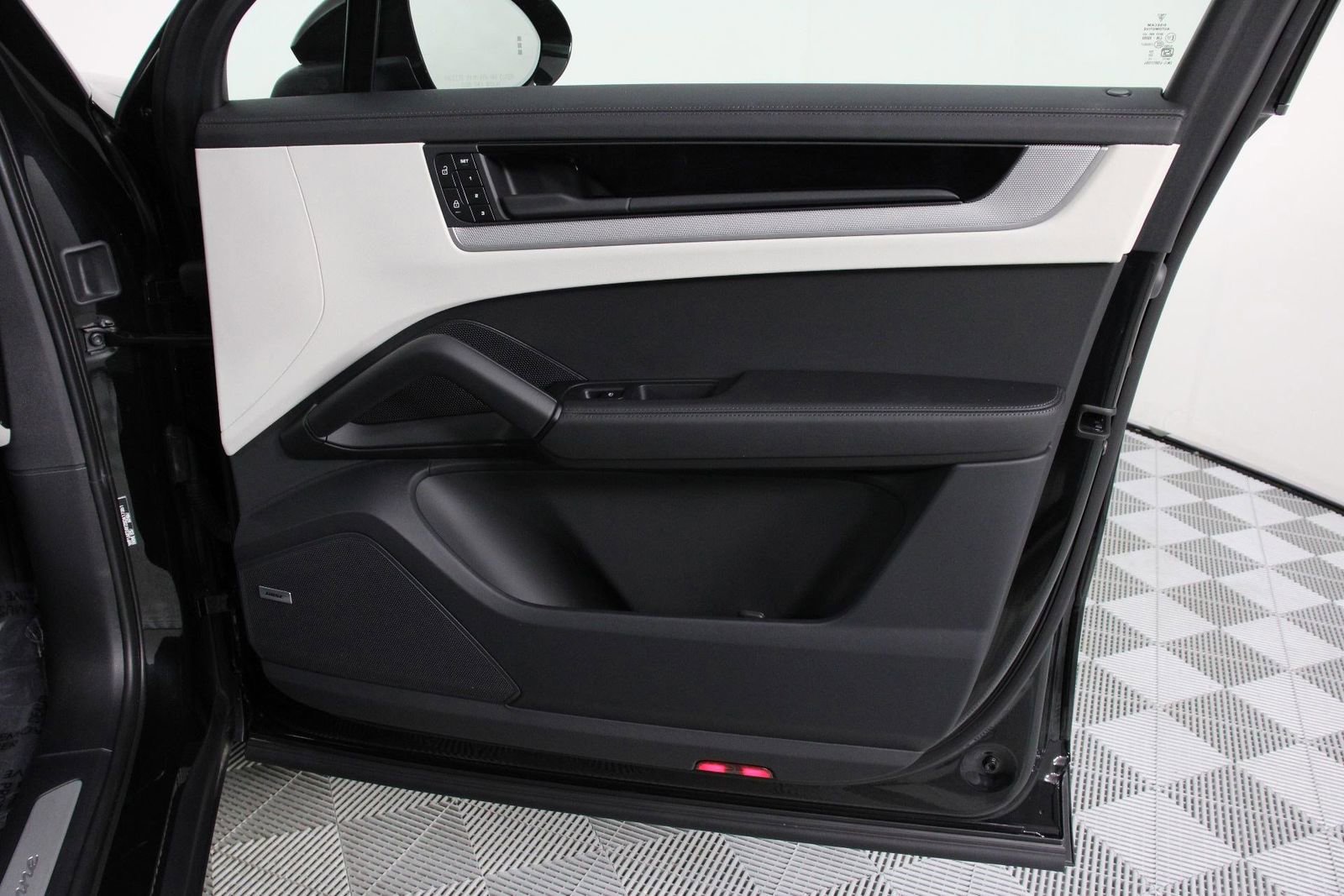 Certified 2025 Porsche Cayenne E-Hybrid image 23