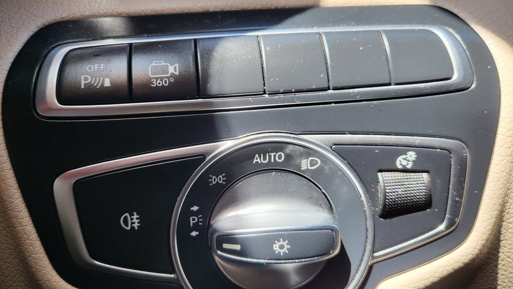 Used 2018 Mercedes-Benz GLC 300 image 30