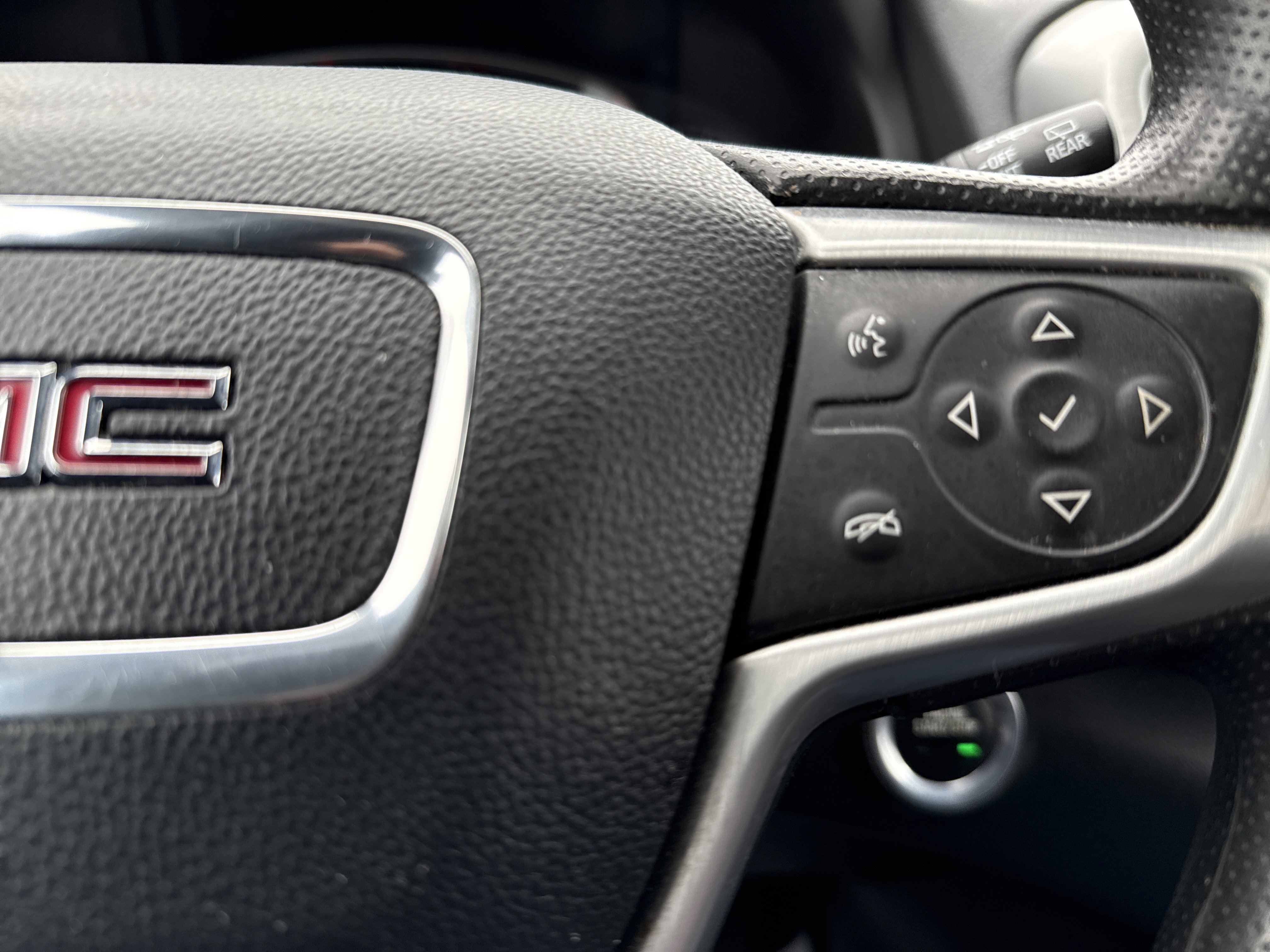 Used 2024 GMC Terrain SLE w/ Driver Convenience Package image 19