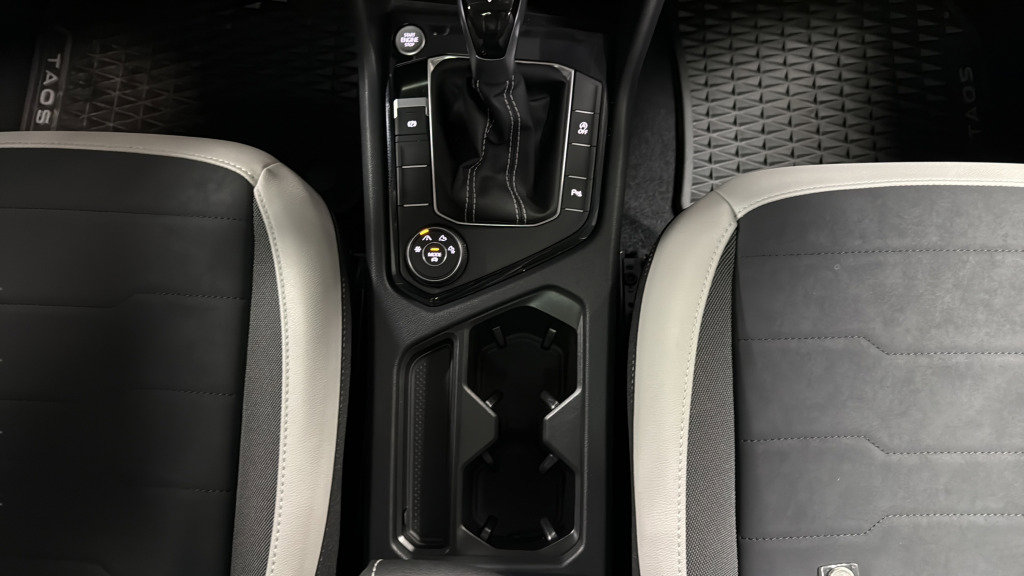 Used 2025 Volkswagen Taos SE image 34