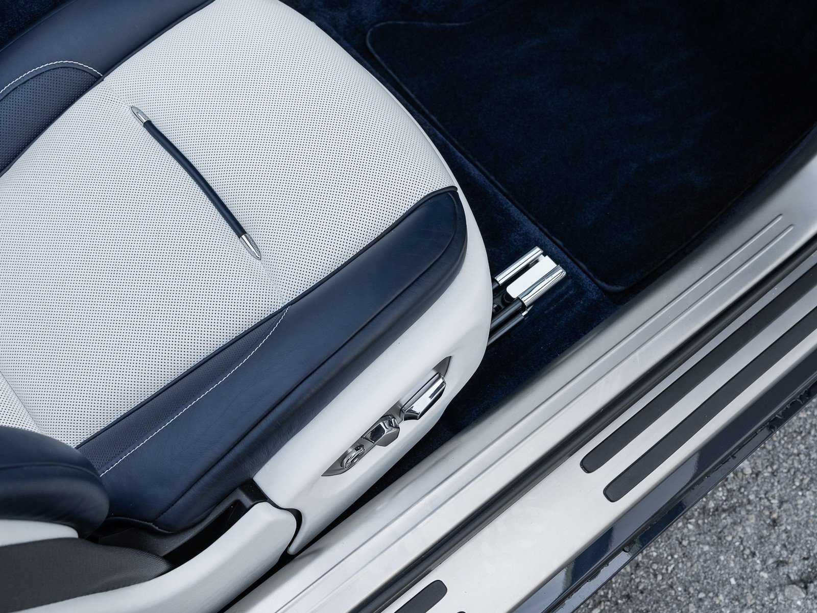 Used 2018 Rolls-Royce Dawn image 34