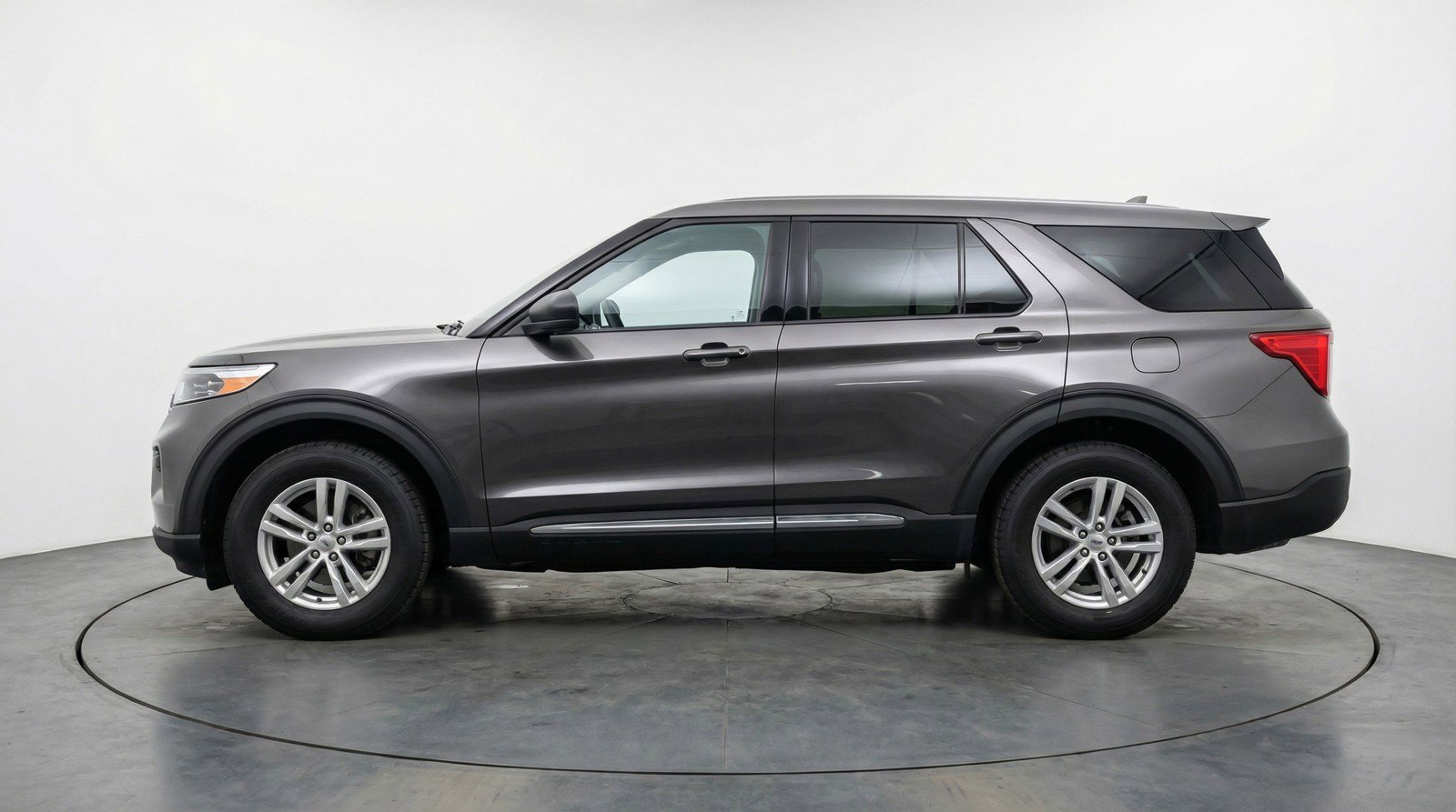 Used 2024 Ford Explorer XLT w/ Equipment Group 202A image 5