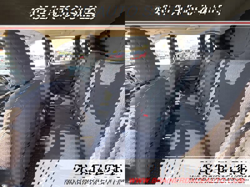 Used 2016 Jeep Cherokee Latitude w/ Cold Weather Group image 9