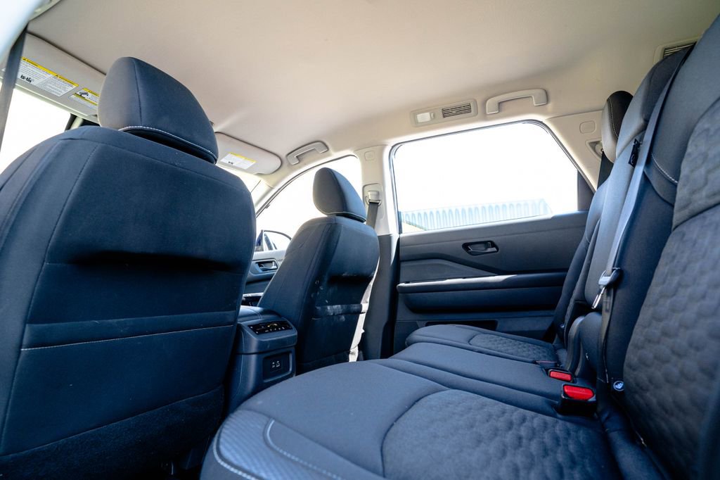 Used 2024 Nissan Pathfinder SV FWD image 31