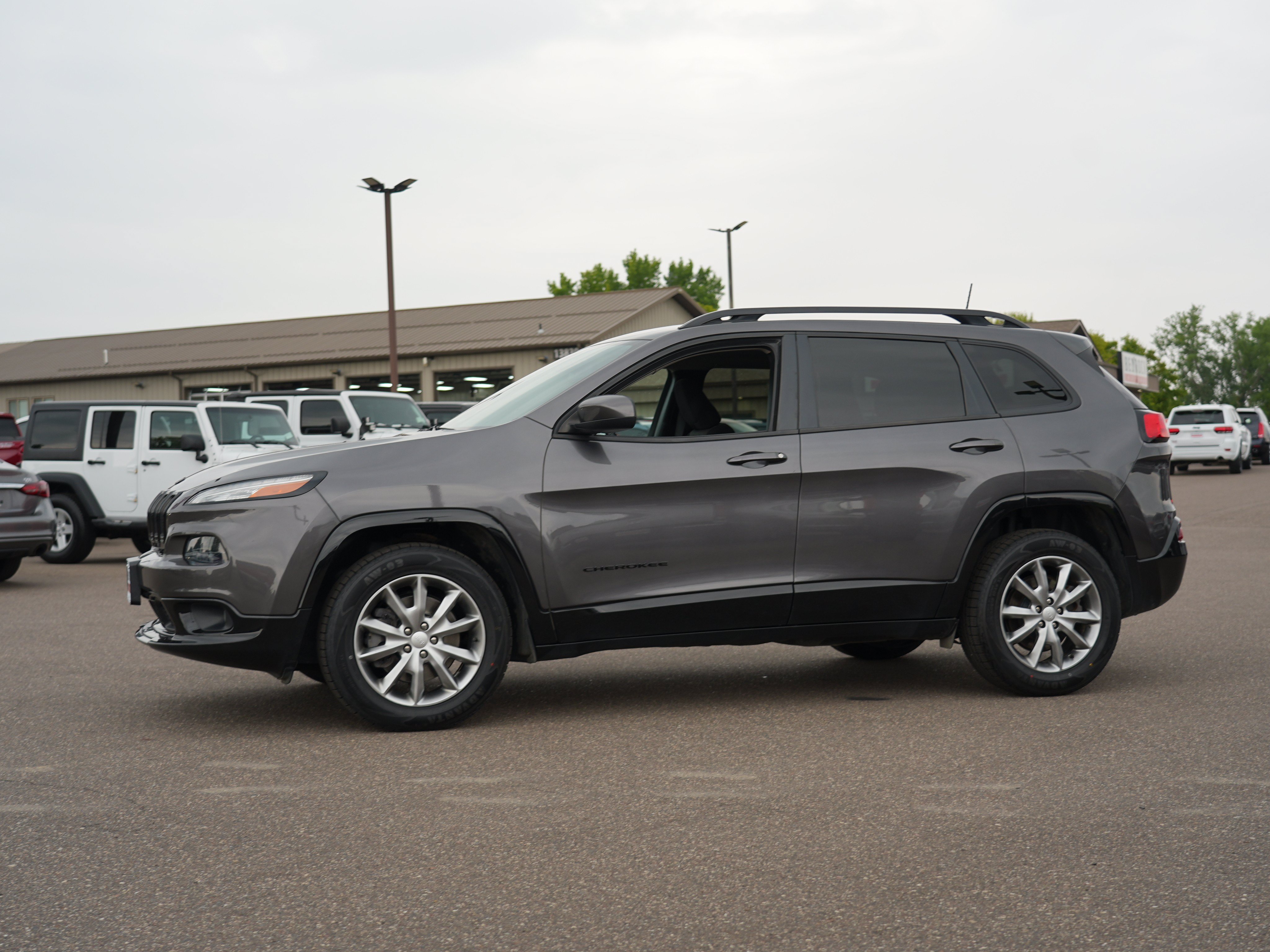 Used 2018 Jeep Cherokee Latitude AWD/4WD image 6