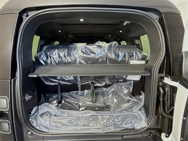 New 2026 Land Rover Defender 130 X-Dynamic SE image 28