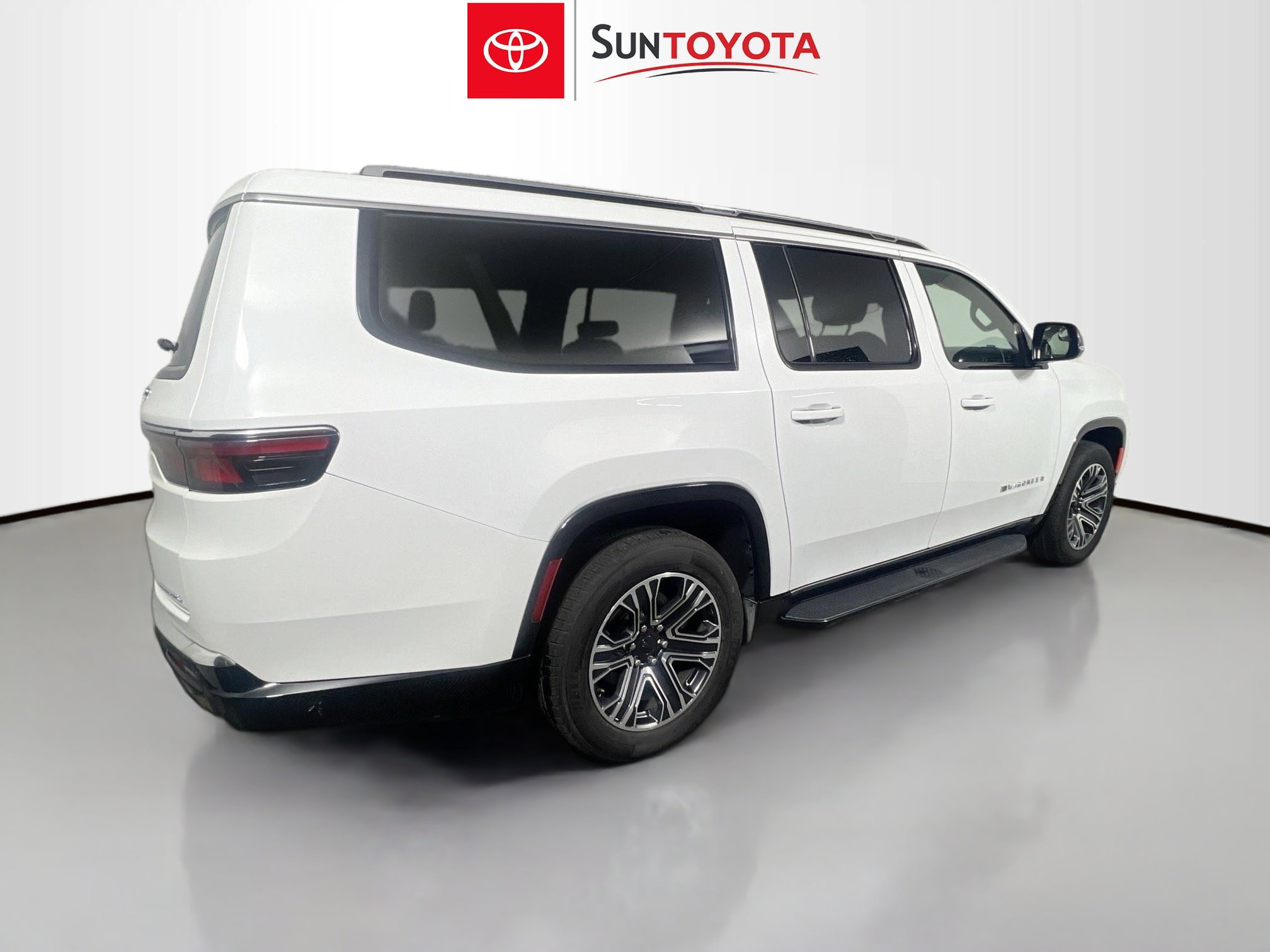 Used 2023 Jeep Wagoneer L Series II image 4