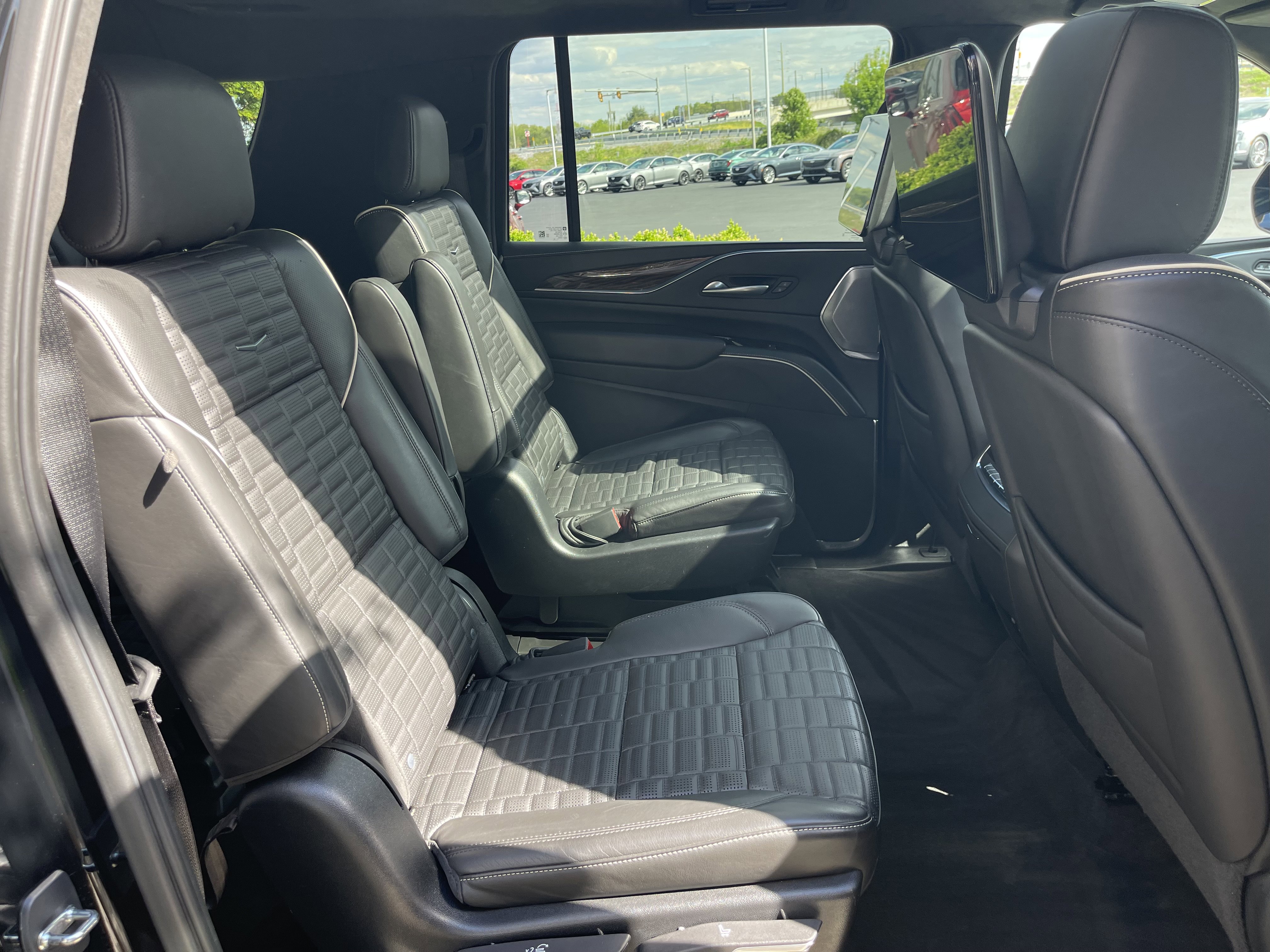 Used 2022 Cadillac Escalade ESV Premium Luxury Platinum AWD/4WD image 27