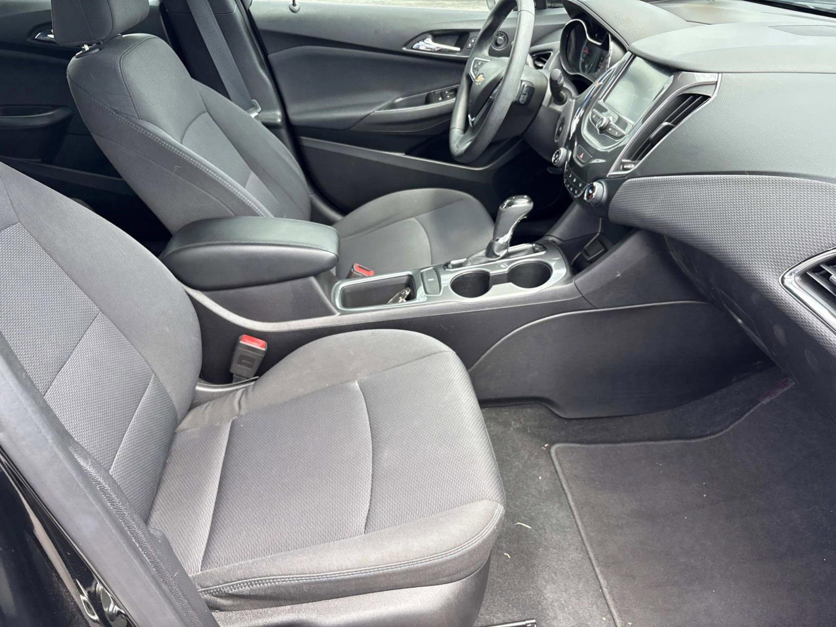 Used 2018 Chevrolet Cruze LT w/ Convenience Package FWD image 18