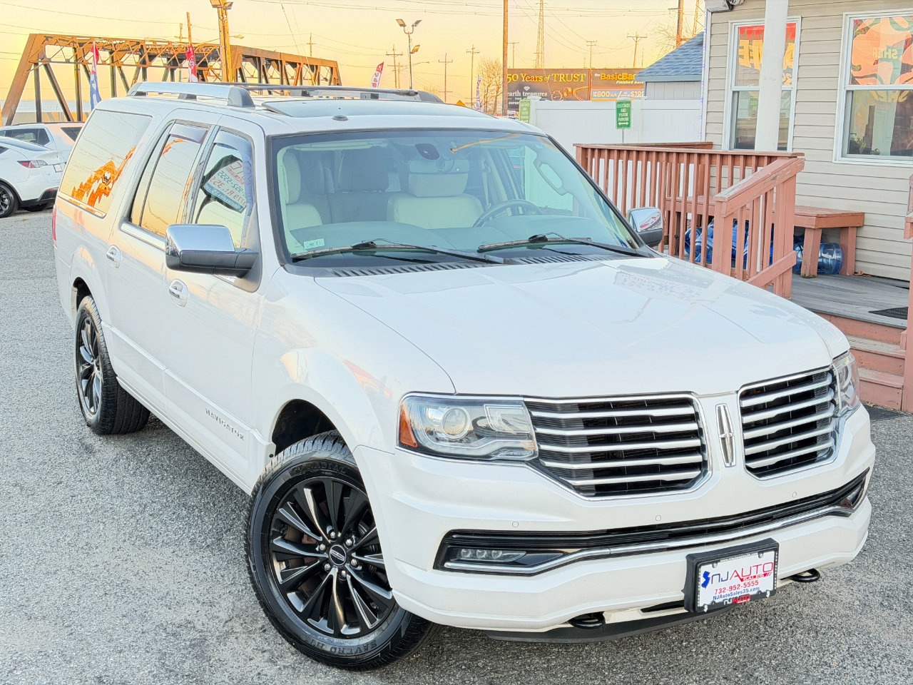 Used 2015 Lincoln Navigator L 4WD image 2