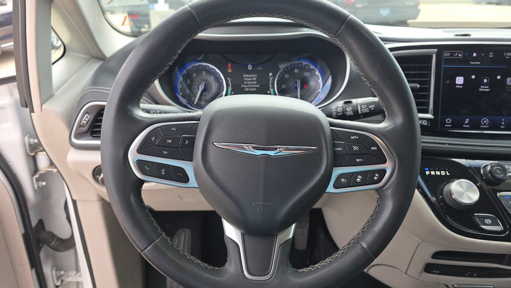 Used 2022 Chrysler Pacifica Touring-L w/ Uconnect Theater Family Group FWD image 14