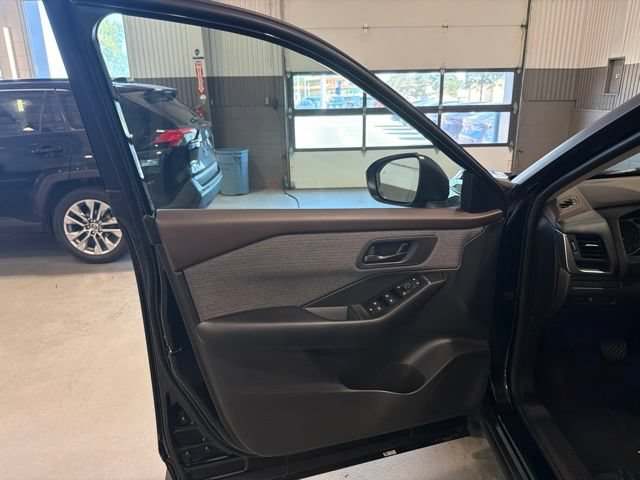 Used 2023 Nissan Rogue S AWD/4WD image 18