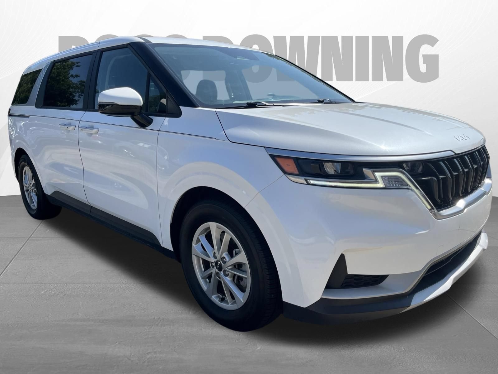 Used 2023 Kia Carnival LX FWD image 3
